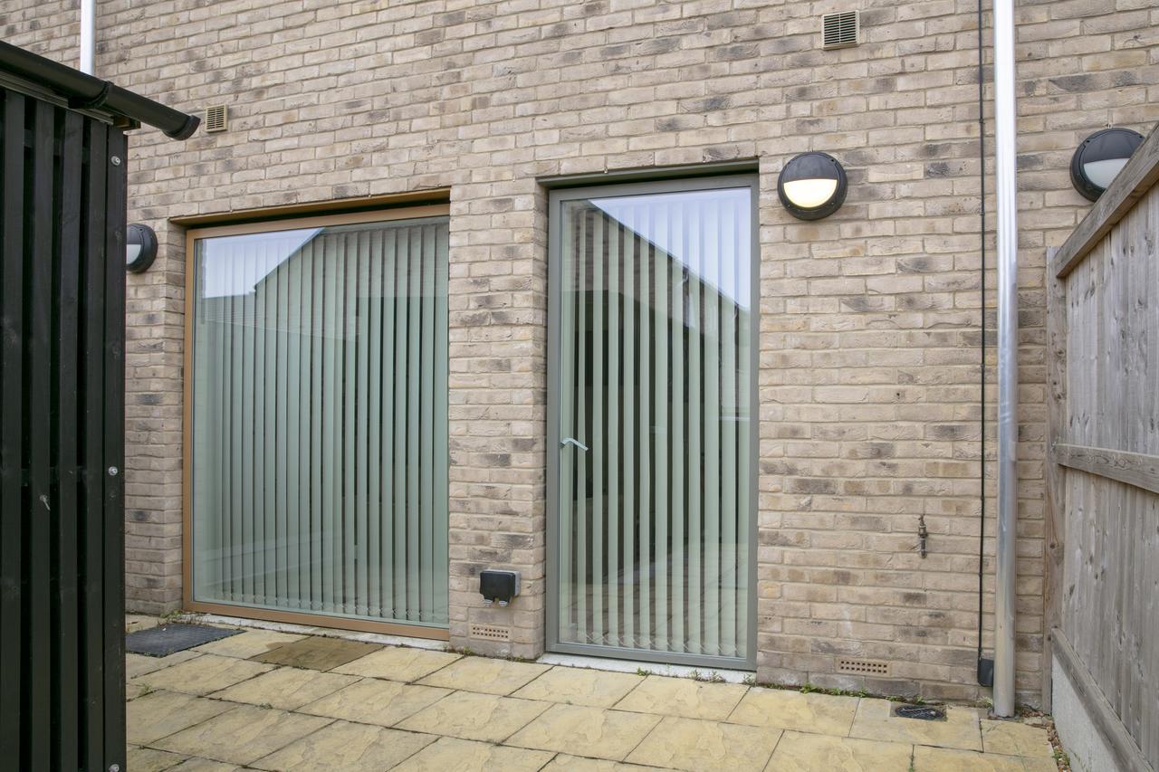 Modern & Exquisite Trumpington Townhouse With Parking & 5 Mins To Papworth Hospital Кембридж Экстерьер фото